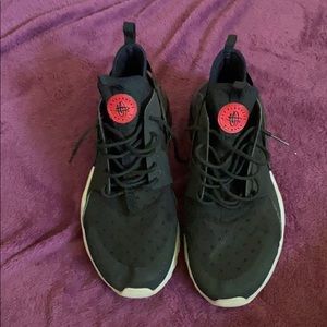 Size 7Y (boys) Black Nike Huarache Sneakers